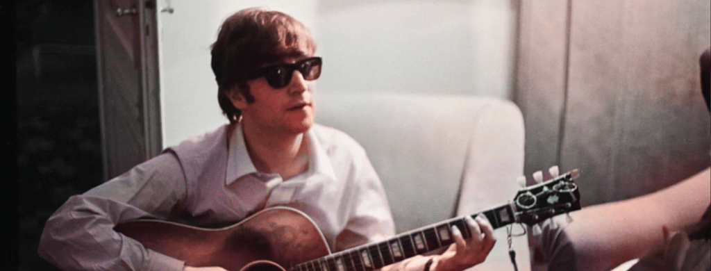 La tante de John Lennon est entrée dans une violente colère parce qu'il avait acheté un manteau à sa petite amie.