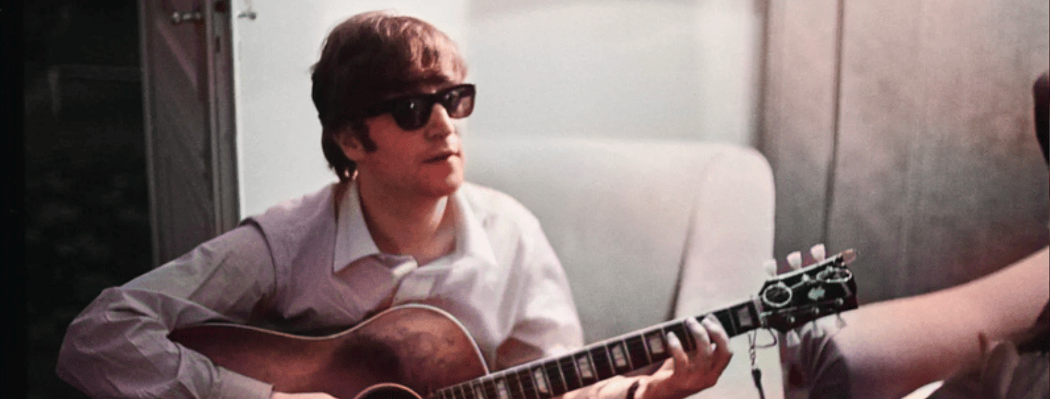 La tante de John Lennon est entrée dans une violente colère parce qu'il avait acheté un manteau à sa petite amie.