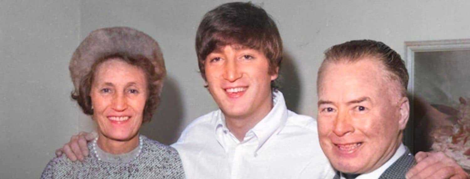 L'ex-femme de John Lennon, sa tante Mimi, s'est présentée aux médias de manière inexacte.