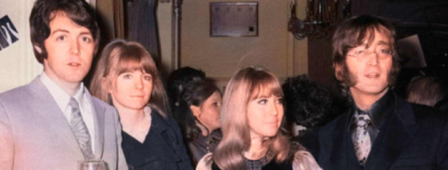 John Lennon a supplié sa petite amie de ne pas le quitter dans une lettre de huit pages.