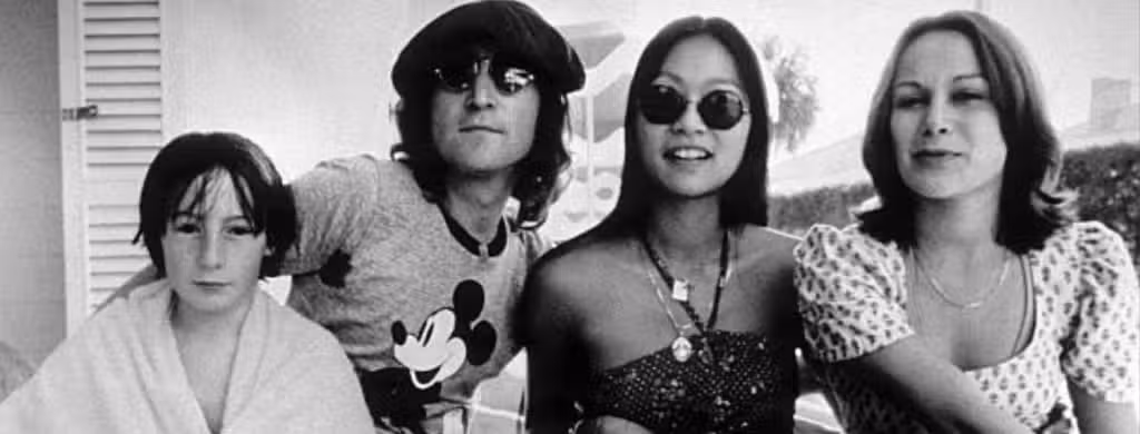 Selon Cynthia Lennon, John Lennon a un jour crié sur son fils de 3 ans parce qu'il mangeait mal.