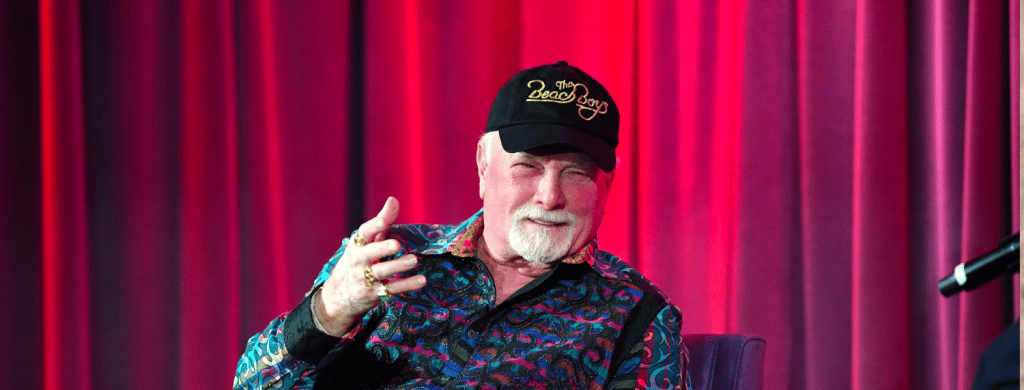 Mike Love, des Beach Boys, félicite les Beatles pour leur marketing et leur merchandising.