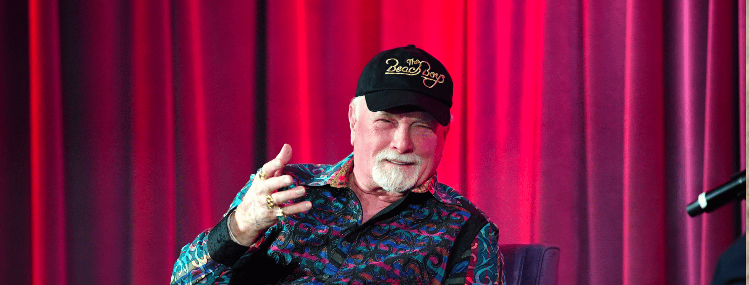 Mike Love, des Beach Boys, félicite les Beatles pour leur marketing et leur merchandising.