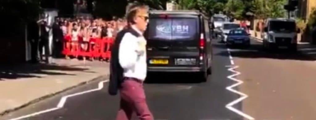 Paul McCartney a failli être renversé par une voiture alors qu'il recréait la couverture d'"Abbey Road".