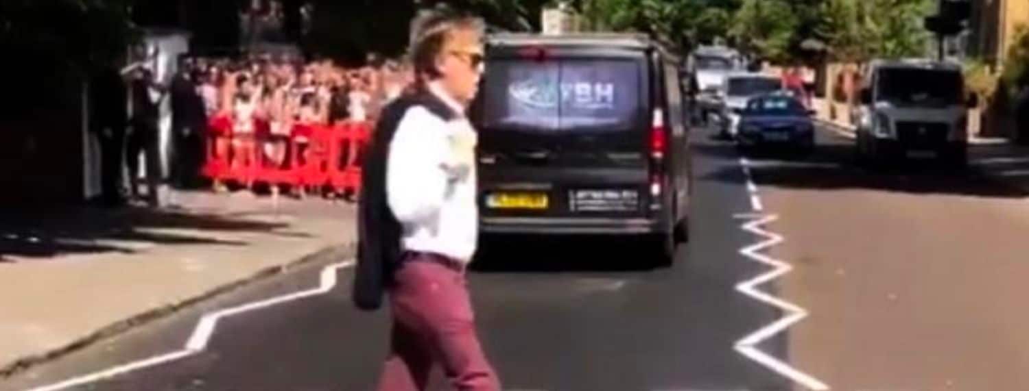 Paul McCartney a failli être renversé par une voiture alors qu'il recréait la couverture d'"Abbey Road".