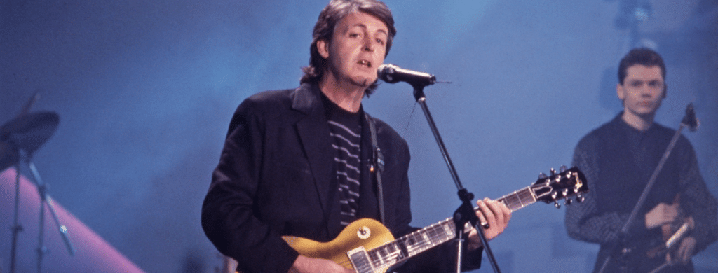 La guitare préférée de Paul McCartney dans son immense collection est due à Jimi Hendrix