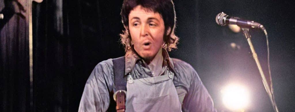 Paul McCartney a déclaré que "Live and Let Die" a été difficile à écrire à cause de son titre.