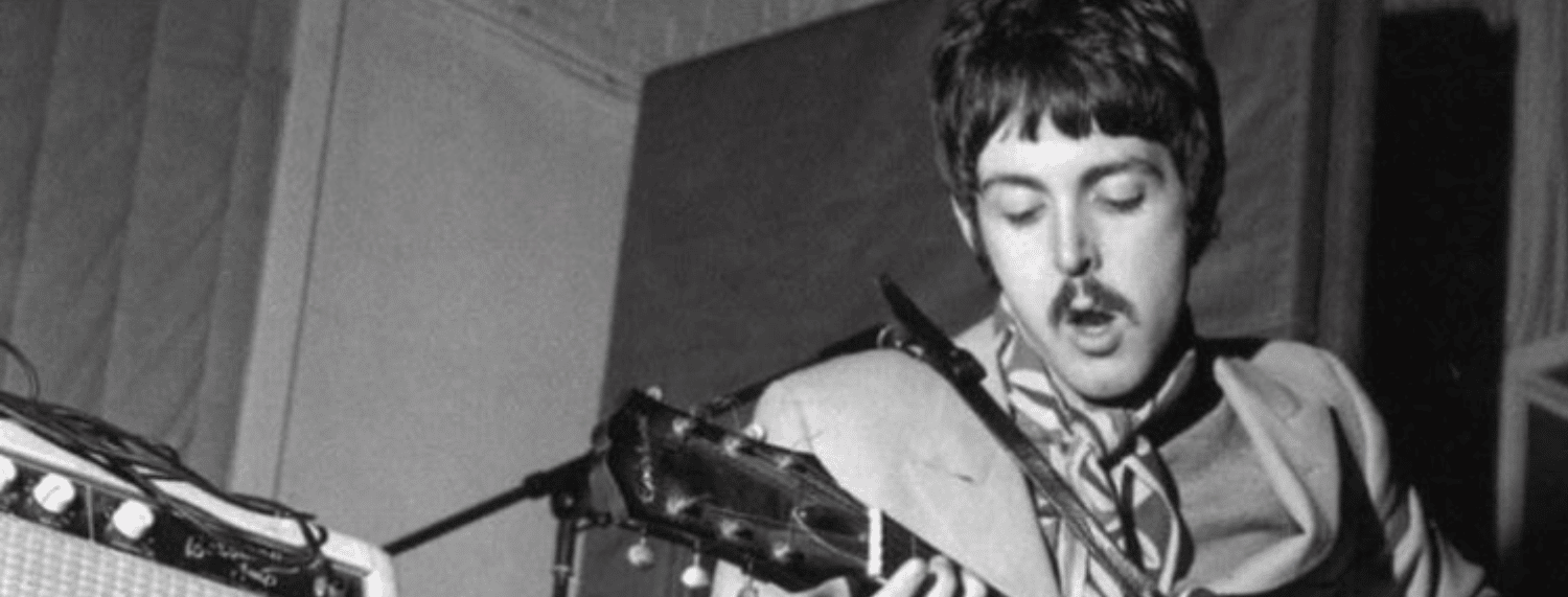Pourquoi Paul McCartney portait une moustache à l'époque des Beatles "Sgt. Pepper's" ?