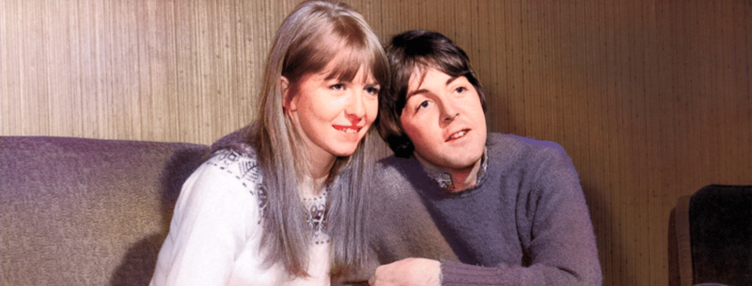 Des paparazzi ont pris Paul McCartney et son ancienne petite amie Jane Asher en embuscade dans un théâtre de Londres.