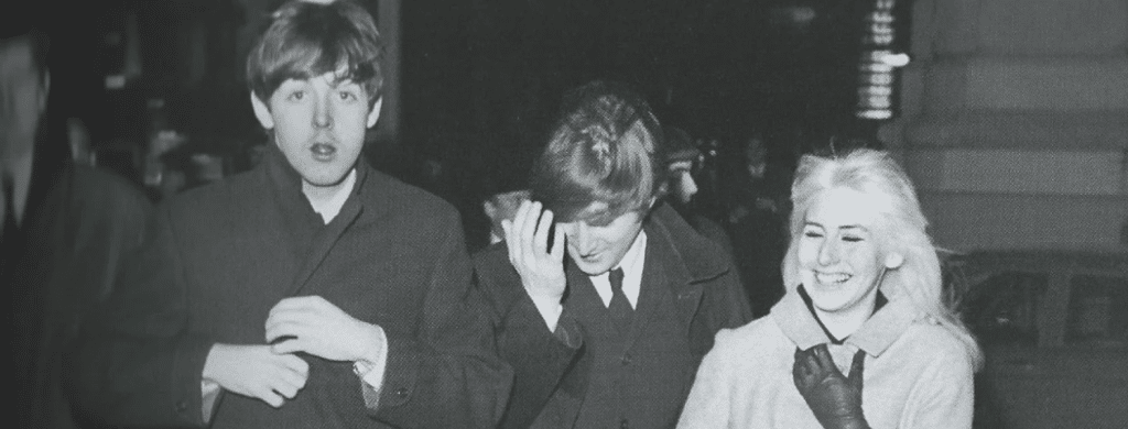 Paul McCartney a apporté une rose rouge à Cynthia Lennon après sa séparation d'avec John
