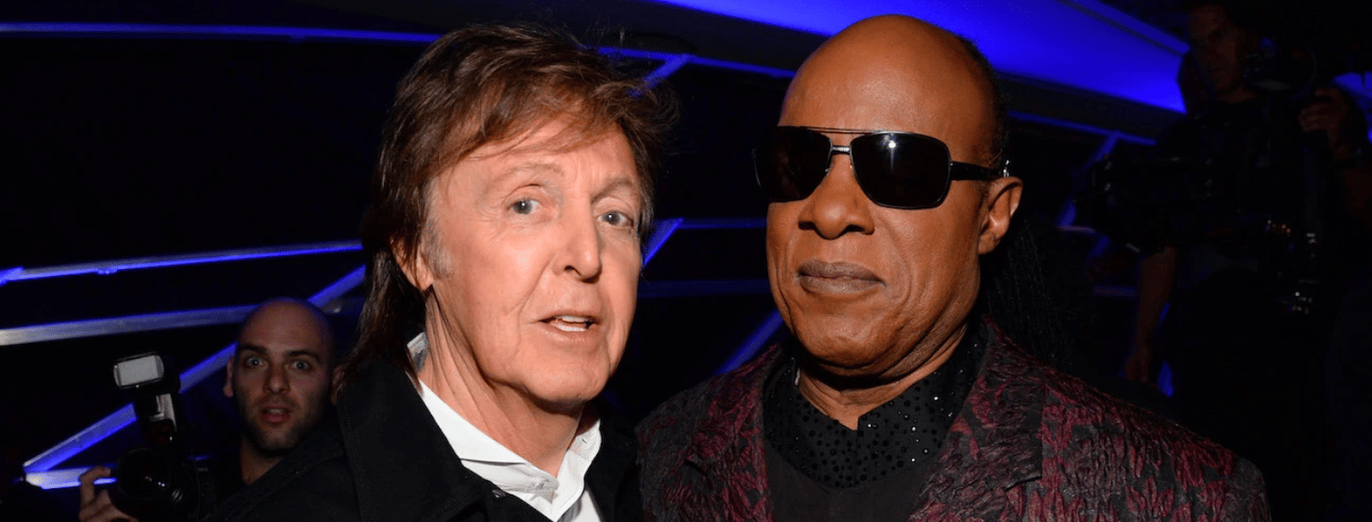 Paul McCartney a déclaré qu'il devait être "super précis" avec Stevie Wonder pendant qu'ils faisaient "Ebony and Ivory" parce qu'il entendait chaque erreur : "Il est tout simplement la musique".