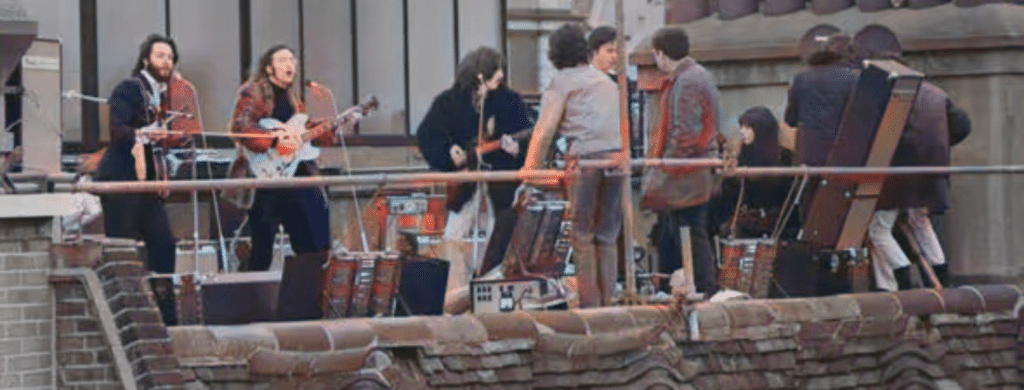 Le patron des Beatles a été sauvé par Paul McCartney lors d'une altercation tendue été sauvé par Paul McCartney lors d'une altercation tendue Les Beatles venaient de jouer sur le toit de leur QG Apple à Londres quand tout a commencé. Cette semaine, le 30 janvier, c'est le 54e anniversaire du légendaire concert des Beatles sur le toit du QG d'Apple Corps à Savile Row, à Londres. L'événement de 1969 a été le dernier spectacle en direct que les Beatles ont donné et a également mis fin à leur documentaire et dernier album, Let It Be, qui était alors en préparation. Mais lorsque les Fab Four ont commencé à jouer bruyamment, la police est intervenue après avoir reçu des plaintes pour tapage. Et très vite, des arrestations ont été envisagées. Kenneth Womack, un spécialiste des Beatles, se souvient que le road manager du groupe, Mal Evans, a été informé que la police allait intervenir si la musique ne s'arrêtait pas. Il a expliqué : "La police exige que [les Beatles] baissent le son ou arrêtent le concert. Ils disent à Mal qu'ils ont l'intention d'arrêter les Beatles. À ce moment-là, Mal éteint l'amplificateur de George Harrison". Cependant, après avoir éteint l'ampli de Harrison, il a été interpellé par le Beatle silencieux, ce qui l'a incité à le rallumer. Evans, qui était le road manager des Beatles, a ensuite raconté dans son journal comment il a été arrêté par la police qui tentait de mettre fin à la performance en direct. Evans écrit : "Sur le chemin du toit, ils m'ont arrêté, et l'un des policiers m'a mis dans son livre". Heureusement, Paul McCartney est intervenu pour aider son ami et patron de route. Womack a révélé que McCartney est passé en "mode relations publiques" pour faire changer d'avis le policier et, contre toute attente, cela a fonctionné. Evans s'est souvenu : "Paul, en bon homme de relations publiques qu'il est, s'est excusé auprès de la police et m'a tiré d'affaire." Après avoir été libéré, Evans et le reste du groupe ont mis fin au spectacle en jouant une autre interprétation de Get Back. Des centaines de fans des Beatles se sont rassemblés dans les rues pour voir le légendaire Fab Four se produire. Bien sûr, à ce moment-là, la foule de fans chanceux ne savait pas que ce serait la dernière fois que les Beatles joueraient ensemble. John Lennon a terminé le concert improvisé en lançant un appel à ses fans : "Je voudrais vous remercier au nom du groupe et de nous-mêmes, et j'espère que nous avons réussi l'audition." Amusés par la boutade de Lennon, les Fab Four ont quitté la scène improvisée sur le toit en riant. Après cela, le groupe s'est rarement retrouvé dans la même pièce, sans parler de jouer de la musique ensemble. Il a déclaré en 2000 : "Nous nous demandions où nous pourrions aller. [On s'est dit : 'Oh, le Palladium ou le Sahara'. Mais il aurait fallu qu'on prenne toutes nos affaires." Finalement, Starr a révélé que le groupe a décidé de simplement monter sur le toit et de commencer à jouer de leurs instruments sur les ondes actuelles, dans le but d'être aussi simple que possible.