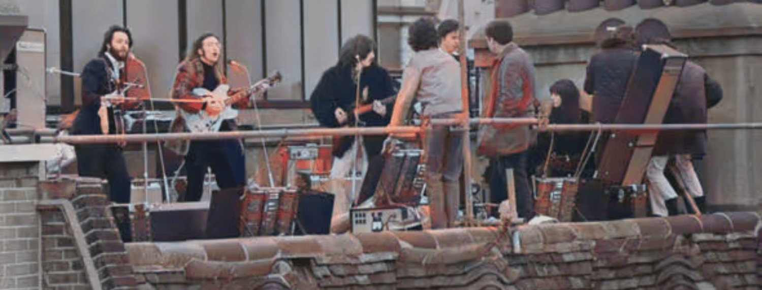 Le patron des Beatles a été sauvé par Paul McCartney lors d'une altercation tendue été sauvé par Paul McCartney lors d'une altercation tendue Les Beatles venaient de jouer sur le toit de leur QG Apple à Londres quand tout a commencé. Cette semaine, le 30 janvier, c'est le 54e anniversaire du légendaire concert des Beatles sur le toit du QG d'Apple Corps à Savile Row, à Londres. L'événement de 1969 a été le dernier spectacle en direct que les Beatles ont donné et a également mis fin à leur documentaire et dernier album, Let It Be, qui était alors en préparation. Mais lorsque les Fab Four ont commencé à jouer bruyamment, la police est intervenue après avoir reçu des plaintes pour tapage. Et très vite, des arrestations ont été envisagées. Kenneth Womack, un spécialiste des Beatles, se souvient que le road manager du groupe, Mal Evans, a été informé que la police allait intervenir si la musique ne s'arrêtait pas. Il a expliqué : "La police exige que [les Beatles] baissent le son ou arrêtent le concert. Ils disent à Mal qu'ils ont l'intention d'arrêter les Beatles. À ce moment-là, Mal éteint l'amplificateur de George Harrison". Cependant, après avoir éteint l'ampli de Harrison, il a été interpellé par le Beatle silencieux, ce qui l'a incité à le rallumer. Evans, qui était le road manager des Beatles, a ensuite raconté dans son journal comment il a été arrêté par la police qui tentait de mettre fin à la performance en direct. Evans écrit : "Sur le chemin du toit, ils m'ont arrêté, et l'un des policiers m'a mis dans son livre". Heureusement, Paul McCartney est intervenu pour aider son ami et patron de route. Womack a révélé que McCartney est passé en "mode relations publiques" pour faire changer d'avis le policier et, contre toute attente, cela a fonctionné. Evans s'est souvenu : "Paul, en bon homme de relations publiques qu'il est, s'est excusé auprès de la police et m'a tiré d'affaire." Après avoir été libéré, Evans et le reste du groupe ont mis fin au spectacle en jouant une autre interprétation de Get Back. Des centaines de fans des Beatles se sont rassemblés dans les rues pour voir le légendaire Fab Four se produire. Bien sûr, à ce moment-là, la foule de fans chanceux ne savait pas que ce serait la dernière fois que les Beatles joueraient ensemble. John Lennon a terminé le concert improvisé en lançant un appel à ses fans : "Je voudrais vous remercier au nom du groupe et de nous-mêmes, et j'espère que nous avons réussi l'audition." Amusés par la boutade de Lennon, les Fab Four ont quitté la scène improvisée sur le toit en riant. Après cela, le groupe s'est rarement retrouvé dans la même pièce, sans parler de jouer de la musique ensemble. Il a déclaré en 2000 : "Nous nous demandions où nous pourrions aller. [On s'est dit : 'Oh, le Palladium ou le Sahara'. Mais il aurait fallu qu'on prenne toutes nos affaires." Finalement, Starr a révélé que le groupe a décidé de simplement monter sur le toit et de commencer à jouer de leurs instruments sur les ondes actuelles, dans le but d'être aussi simple que possible.