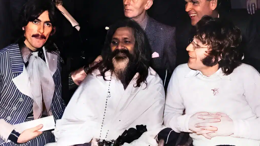 John Lennon et George Harrison ont tenté d'améliorer leur relation avec le Maharishi Mahesh Yogi, mais le gourou les a ignorés, selon un nouveau livre.