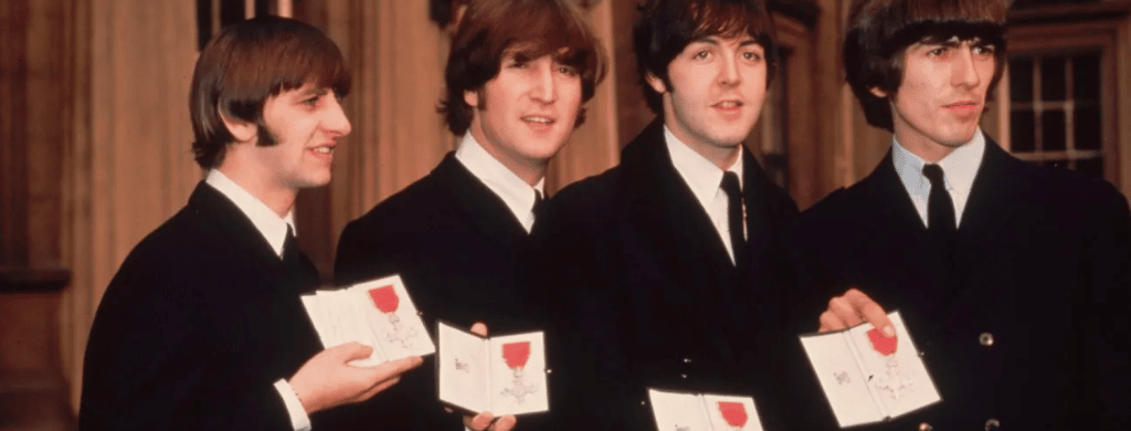 John Lennon a déclaré qu'il était "idiot" que la Reine ait décerné des MBE aux Beatles.
