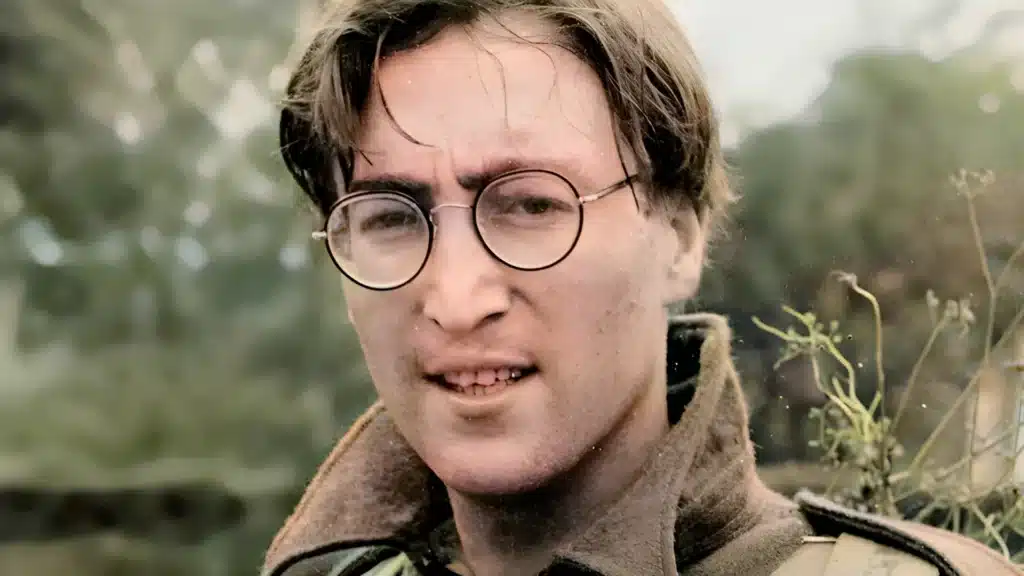 En ce jour de 2016 : Un morceau de cheveux de John Lennon vieux de 50 ans se vend à 35 000 $.