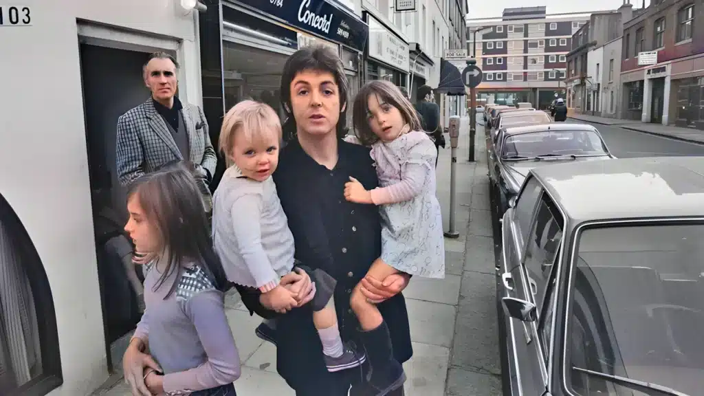 Paul McCartney a déclaré qu'il a inventé plusieurs chansons pour ses enfants qui n'ont pas été publiées : Je n'ai jamais complètement grandi ".