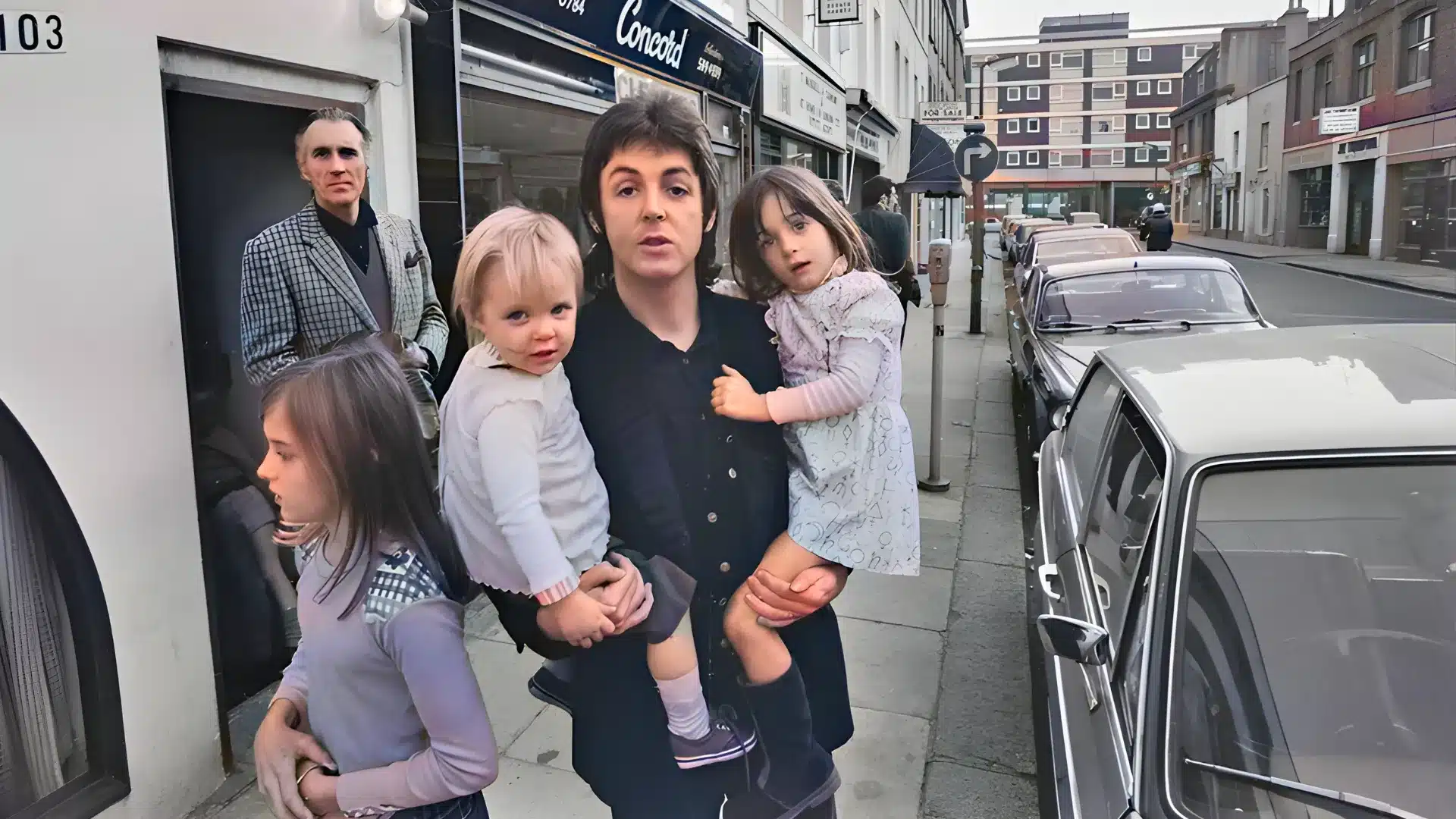Paul McCartney a déclaré qu'il a inventé plusieurs chansons pour ses enfants qui n'ont pas été publiées : Je n'ai jamais complètement grandi ".