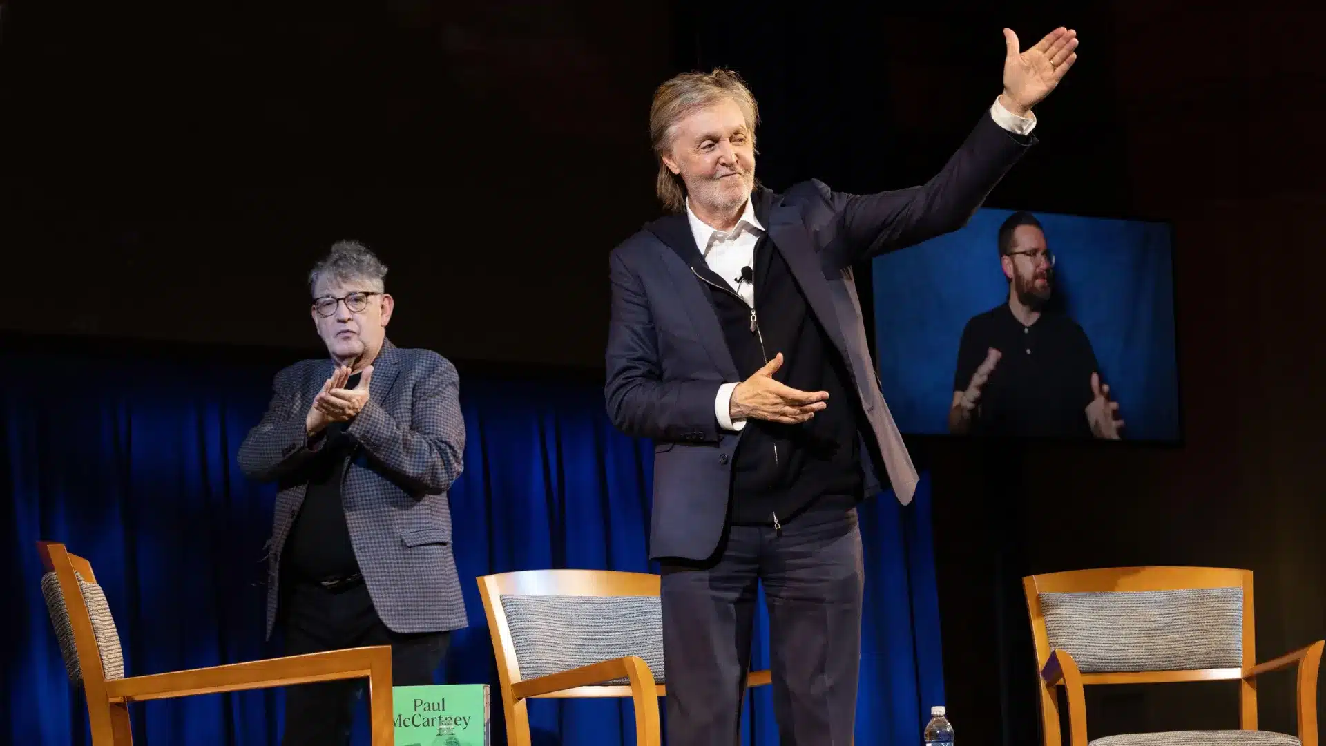 PAUL McCartney a été aperçu à la pizzeria FRANK PEPE à New Haven après sa conférence à Yale.