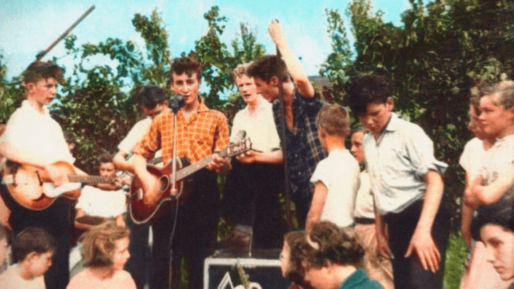 Paul McCartney a pensé que John Lennon était "ingénieux" la première fois qu'il a vu jouer les Quarry Men.
