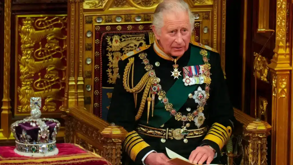 Le roi Charles III présente une playlist pour le couronnement composée de grands succès de Harry Styles, des Beatles, d'Ed Sheeran, de David Bowie et de Queen. Si vous êtes prêt à faire du rock avec la royauté, il existe une playlist de musique conçue pour célébrer le couronnement du roi Charles III. Le site Web de la famille royale a publié une série de chansons qui peuvent être utilisées pour accueillir Charles en tant que souverain du Royaume-Uni. La liste comprend Harry Styles, Ed Sheeran, les Beatles, David Bowie et Queen, pour ne citer que quelques superstars de la musique. Le couronnement du roi Charles III a lieu le 6 mai 2023. Le couronnement du roi Charles III sera similaire à celui de sa mère, la reine Elizabeth, qui a été couronnée en 1953. Une déclaration sur le site officiel de la famille royale a révélé les informations suivantes sur le début du règne de Charles jusqu'à présent. "La cérémonie de couronnement a lieu à l'abbaye de Westminster, à Londres, et est dirigée par l'archevêque de Canterbury", peut-on lire. "La cérémonie verra Sa Majesté le roi Charles III couronné aux côtés de la reine consort [Camilla Parker Bowles]. "Le couronnement reflétera le rôle actuel du monarque et sera tourné vers l'avenir. Tout en étant ancré dans des traditions et un apparat de longue date", conclut le document. L'avenir, c'est aussi une playlist qui séduit les mélomanes, jeunes et moins jeunes. Ces artistes superstars figurent sur la playlist du couronnement du roi Charles Un who's who de superstars de la musique figure dans une playlist célébrant le couronnement du roi du Royaume-Uni. Parmi ces artistes célèbres figurent Harry Styles, Ed Sheeran, les Beatles, David Bowie et Queen, pour n'en citer que quelques-uns. Sont également incluses des chansons de l'artiste Boney M, Coldplay, Elbow, ELO, Ellie Goulding, Emeli Sande et George Ezra. Grace Jones, Kate Bush, Madness, Michael Buble, Pet Shop Boys, Jeff Beck, Rod Stewart et Jeff Beck sont également au programme. Enfin, Sam Ryder, Pet Shop Boys, Spice Girls, Take That, The Kinks, The Proclaimers, The Who, Tom Jones et King concluent la liste de lecture. Les chansons sont un mélange éclectique de morceaux qui reflètent différentes générations de mélomanes. La boîte à outils du couronnement comprend des idées de banderoles faites maison, des fiches de recettes, des feuilles d'activités pour les enfants et des ressources pour les médias sociaux utilisant l'emblème officiel. Le couronnement du roi Charles III sera célébré pendant trois jours. Selon le site officiel du palais de Buckingham, le couronnement du roi Charles III sera une célébration de trois jours. Les couronnements du roi Charles III et de son épouse, Camilla Parker Bowles, auront lieu le 6 mai 2023, à l'abbaye de Westminster. L'archevêque de Canterbury dirigera alors le service. En outre, le dimanche 7 mai, un concert spécial de couronnement sera organisé et diffusé en direct au château de Windsor. De même, ce même jour, le Coronation Big Lunch aura lieu. Les voisins et les communautés y sont invités à partager nourriture et divertissement. Enfin, le lundi 8 mai, les membres du public seront invités à participer au "Big Help Out". Cet événement encourage les gens à s'essayer au bénévolat et à se joindre au travail entrepris pour soutenir leur région. Le site officiel partage l'espoir du roi et de la reine consort que le week-end du couronnement sera l'occasion de passer du temps et de faire la fête avec les amis, les familles et leurs communautés à travers le Royaume-Uni.