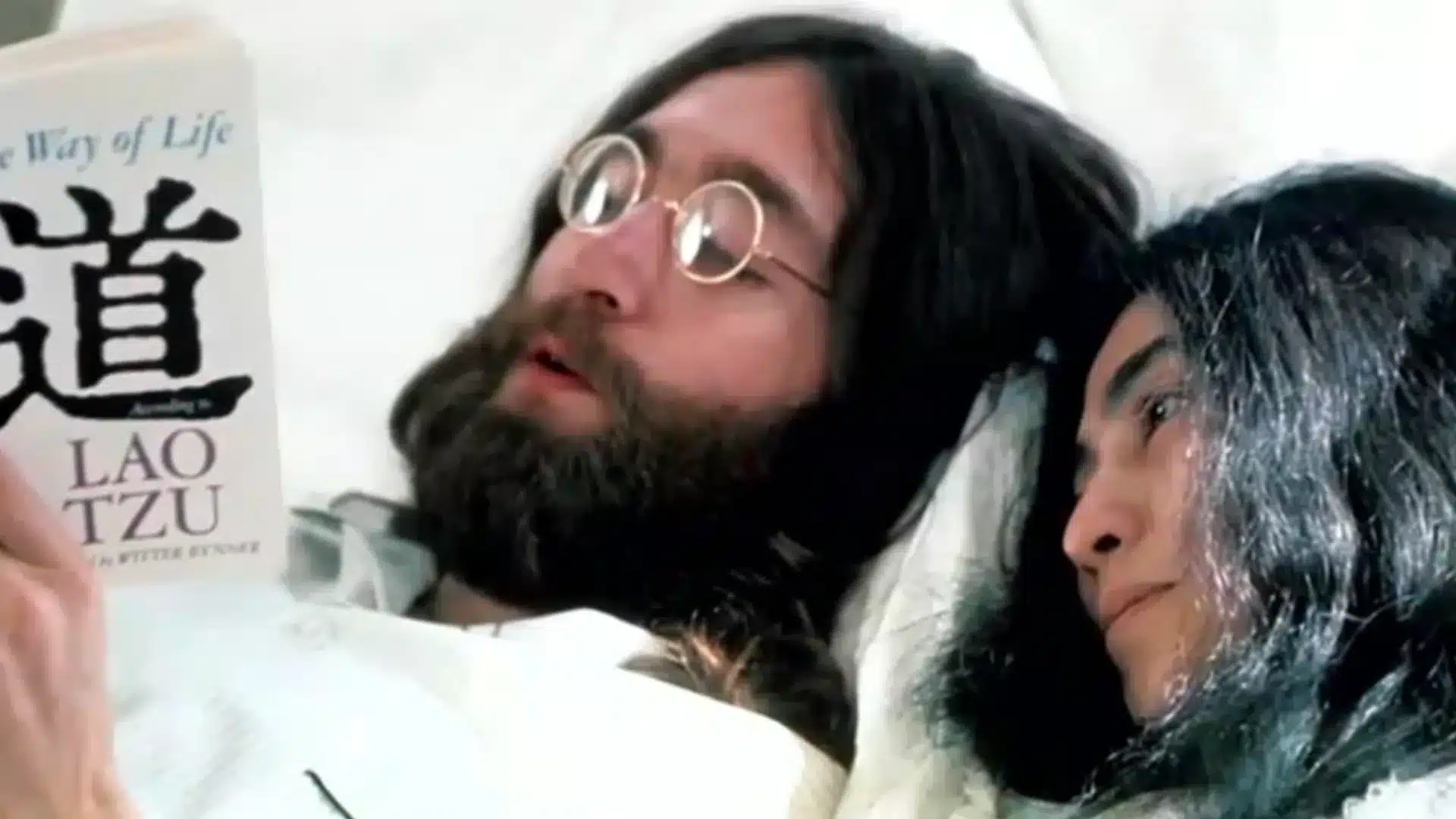Un nouveau documentaire sur John Lennon et Yoko Ono dans le cadre du "Mike Douglas Show".