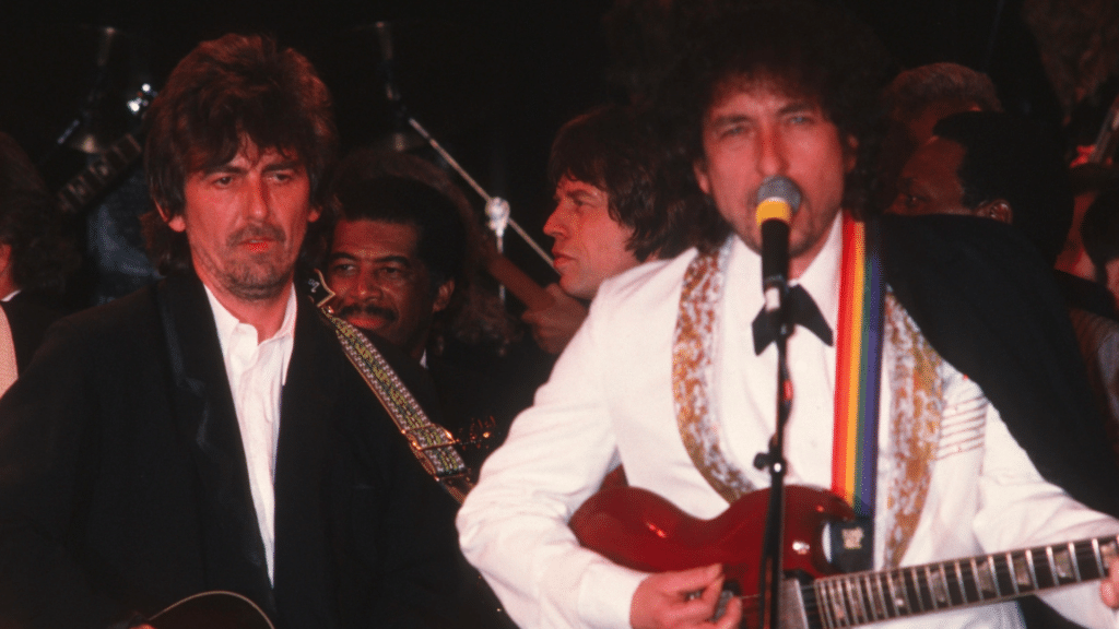 Bob Dylan a déclaré que George Harrison aurait pu devenir "aussi grand que n'importe qui" s'il n'avait pas fait partie des Beatles.
