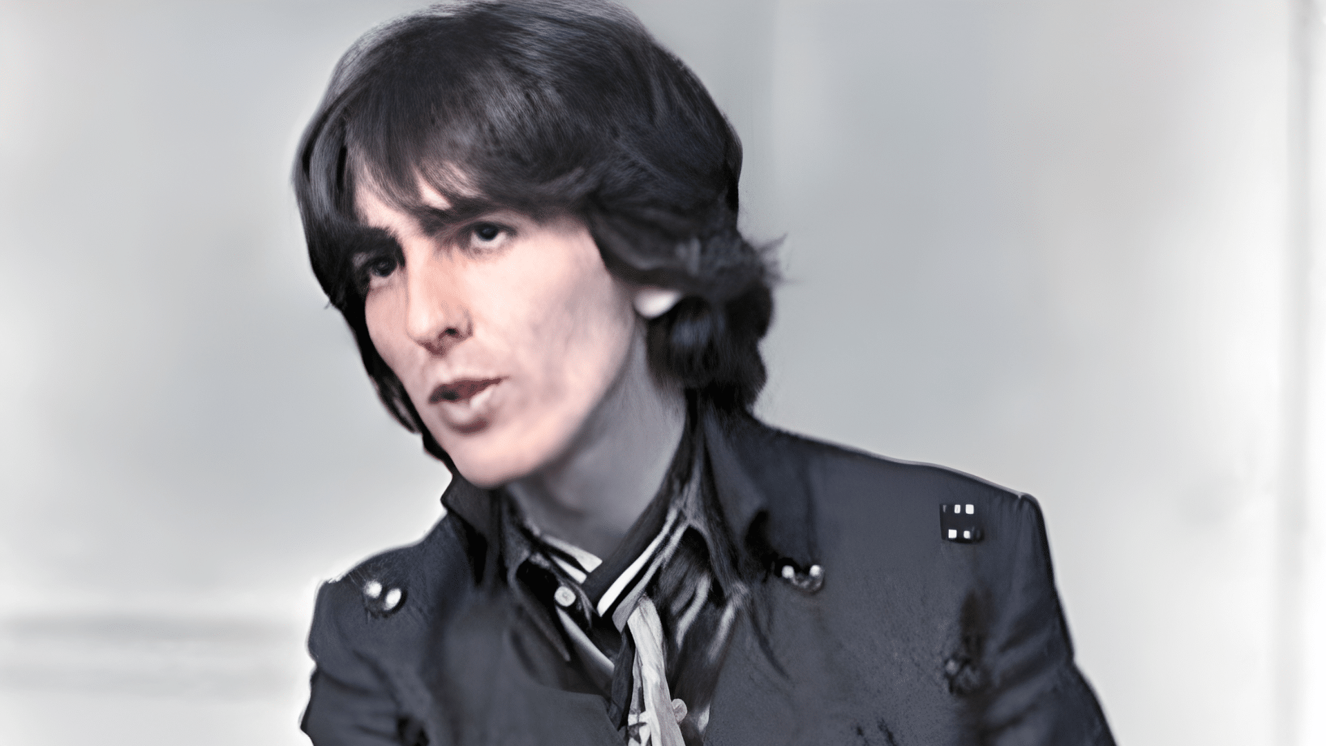 Qui joue de la basse sur la chanson des Beatles "While My Guitar Gently Weeps" ?