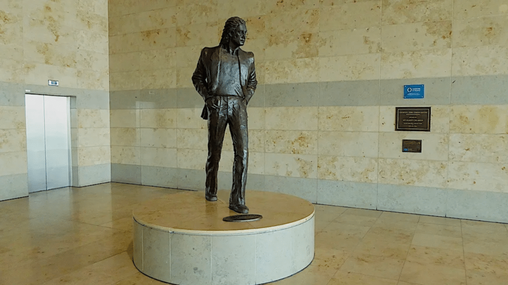 Ce jour-là : La statue de John Lennon inaugurée à l'aéroport de Liverpool le 15 mars 2002