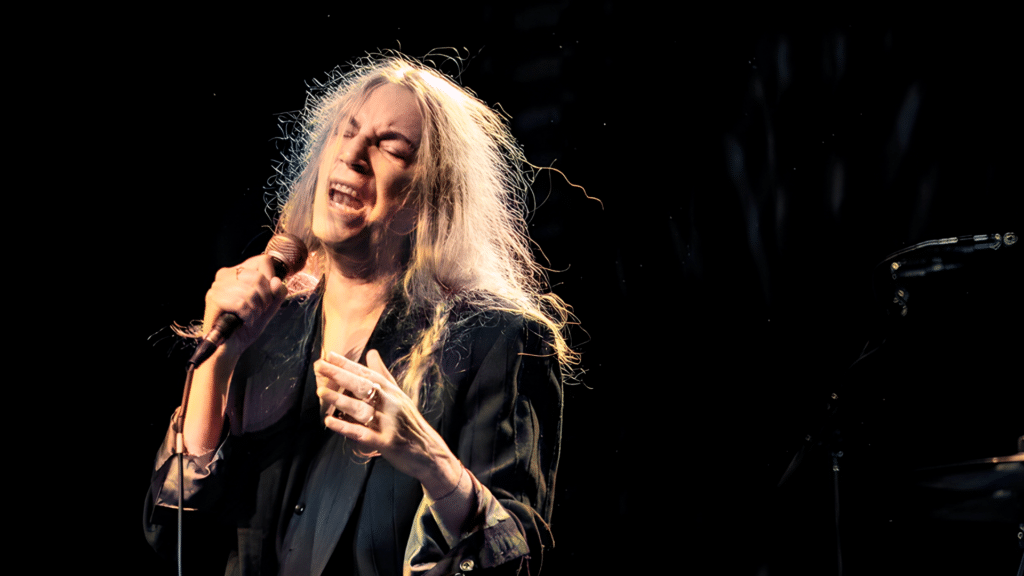 Patti Smith reprend "She's Leaving Home" des Beatles lors d'un hommage à Paul McCartney :