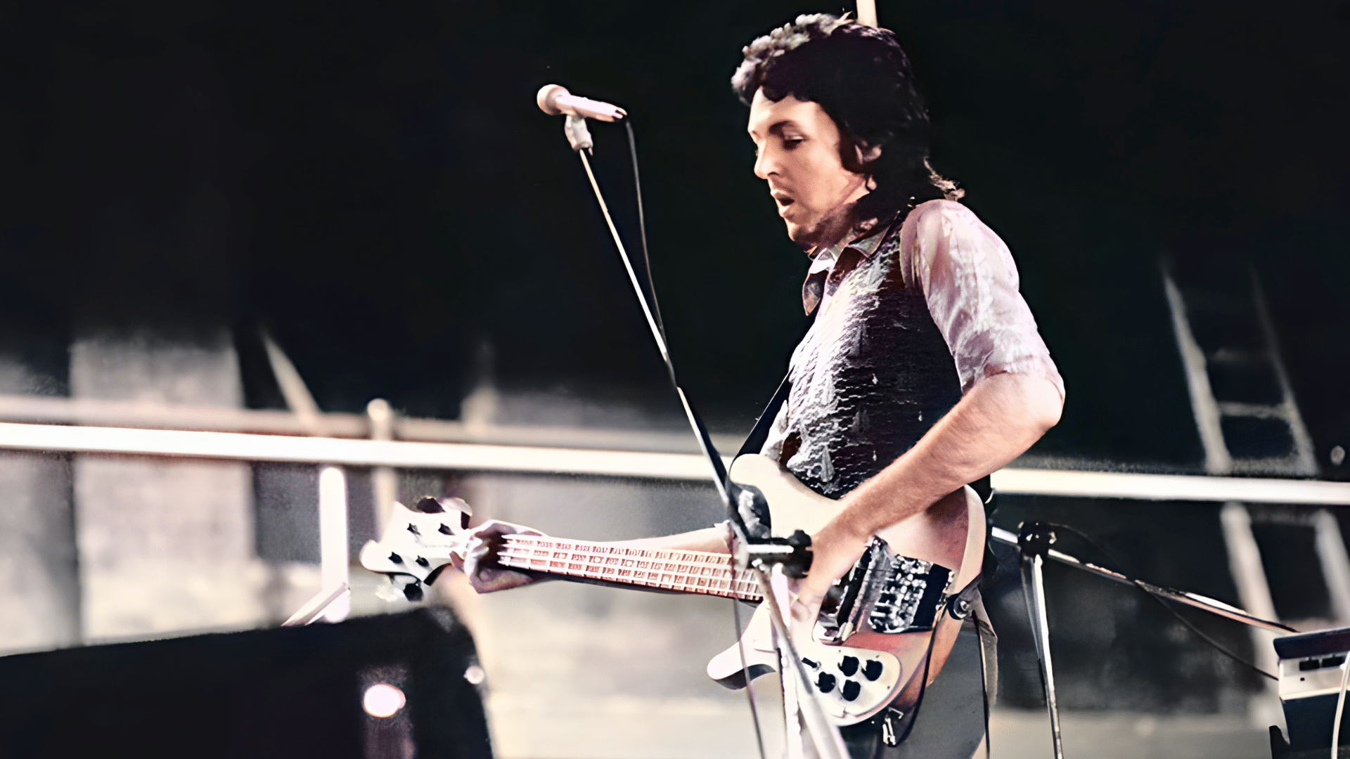 Paul McCartney qualifie "Let Me Roll It" de chanson d'amour "longue et interminable".