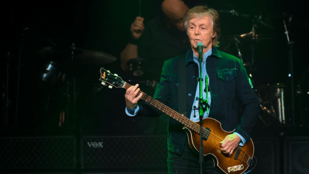 Paul McCartney partage photos inédites à la National Portrait Gallery de Londres