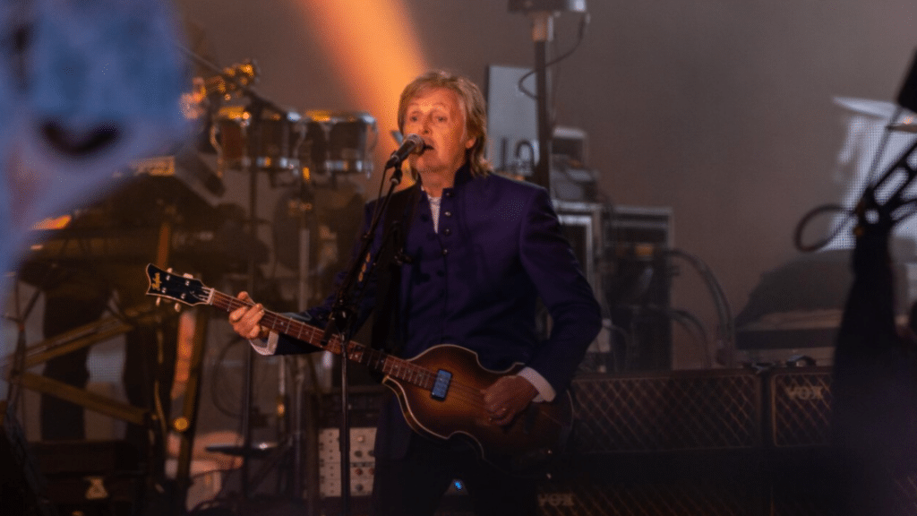 Paul McCartney interprétant "Live and Let Die" avec des feux d'artifice