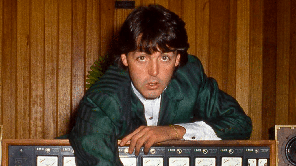 Il y a deux références à Bob Dylan dans "Junior's Farm" de Paul McCartney