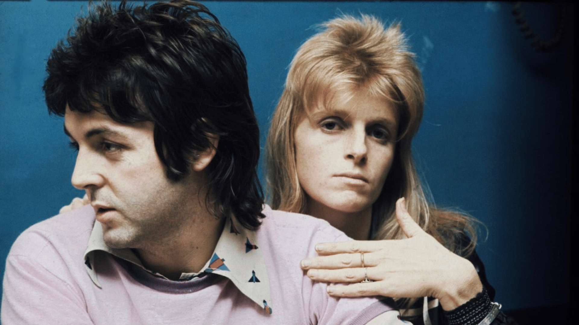 Paul McCartney a déclaré que "Jet" s'inspire de la relation entre sa première femme Linda et son père strict.
