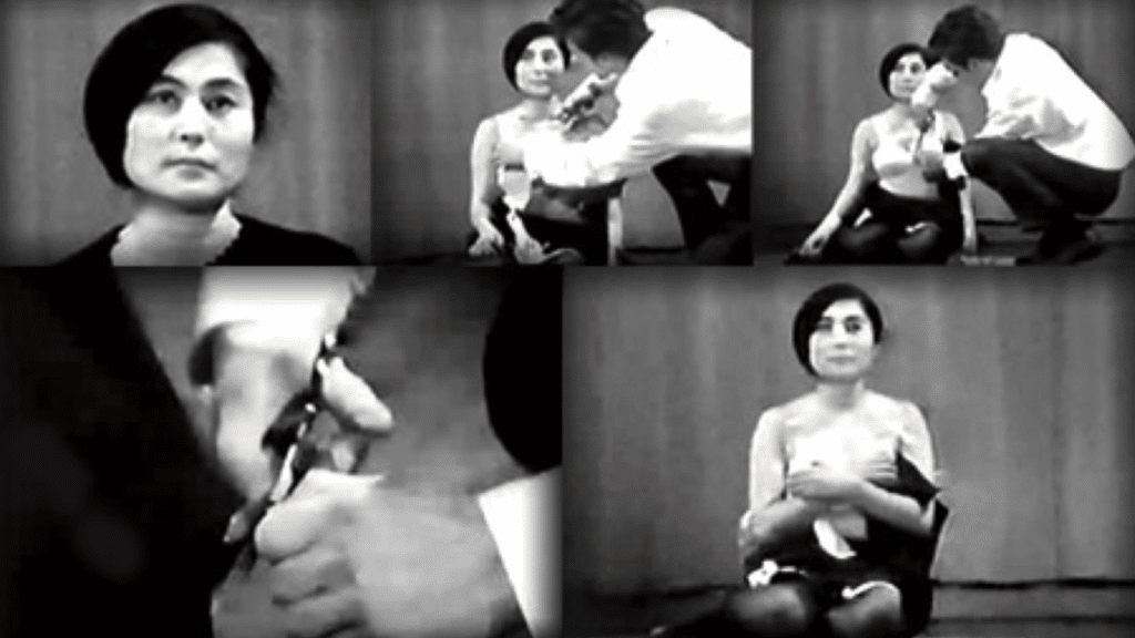 Yoko Ono lors de la performance Cut Piece