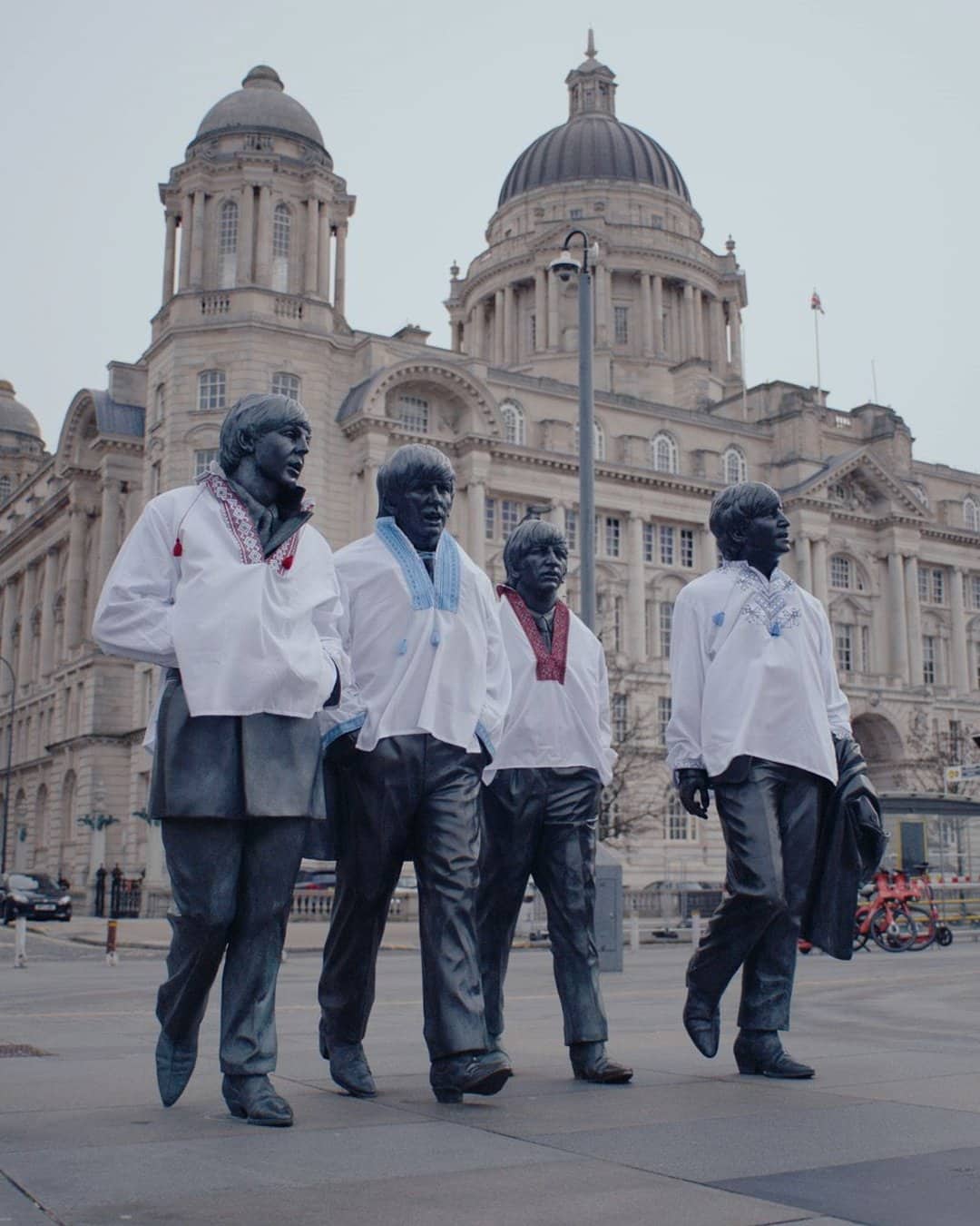 Statue des Beatles habillée en vêtements traditionnels ukrainiens avant l'Eurovision