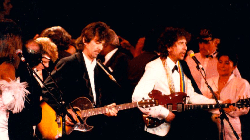 Bob Dylan et d'autres légendes du rock interprétant "My Back Pages" en 199