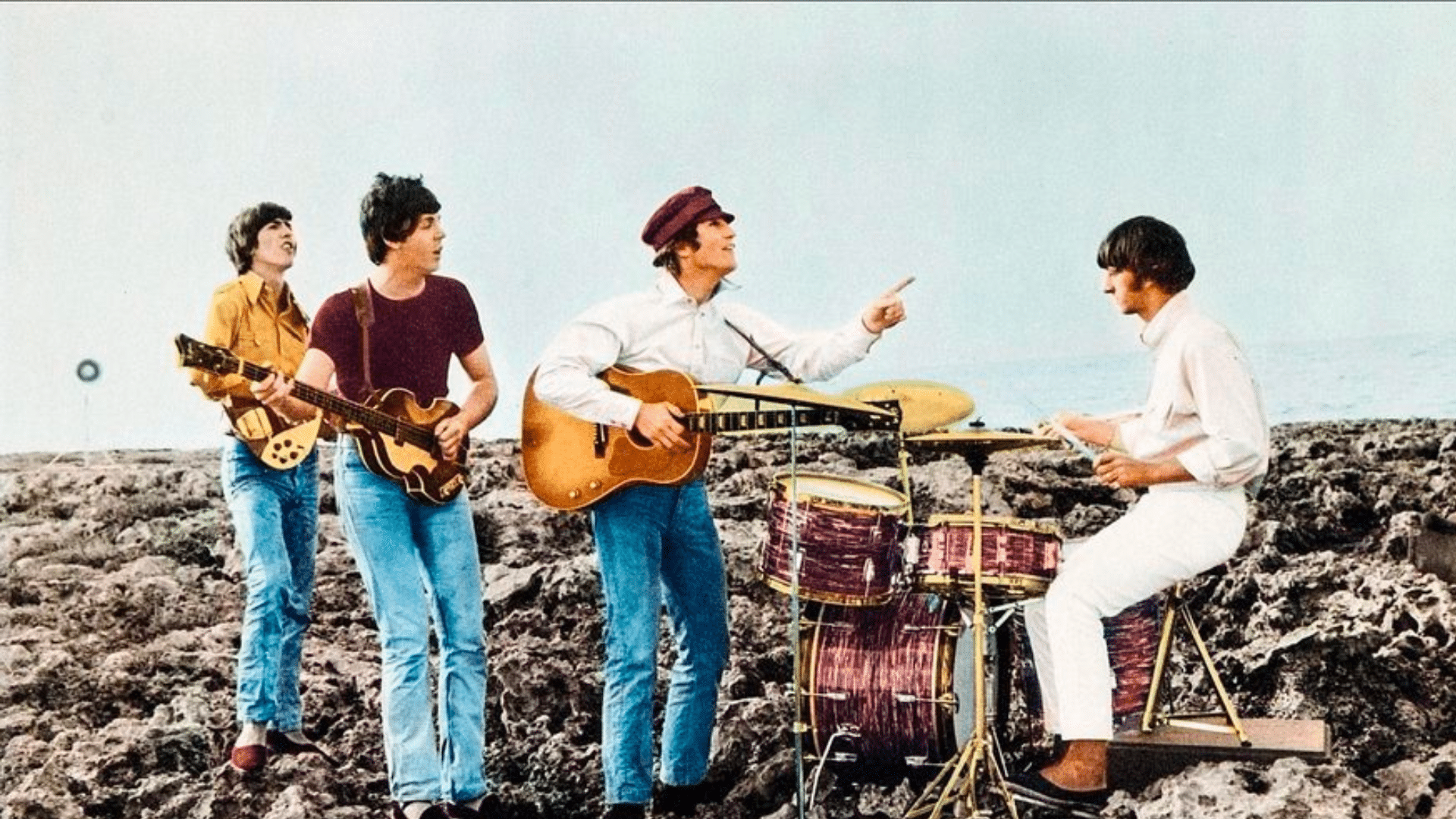 George Harrison souriant avec les Beatles