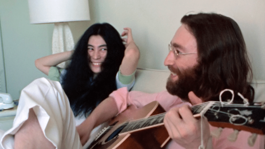 George Harrison et John Lennon discutant de "Give Peace a Chance"