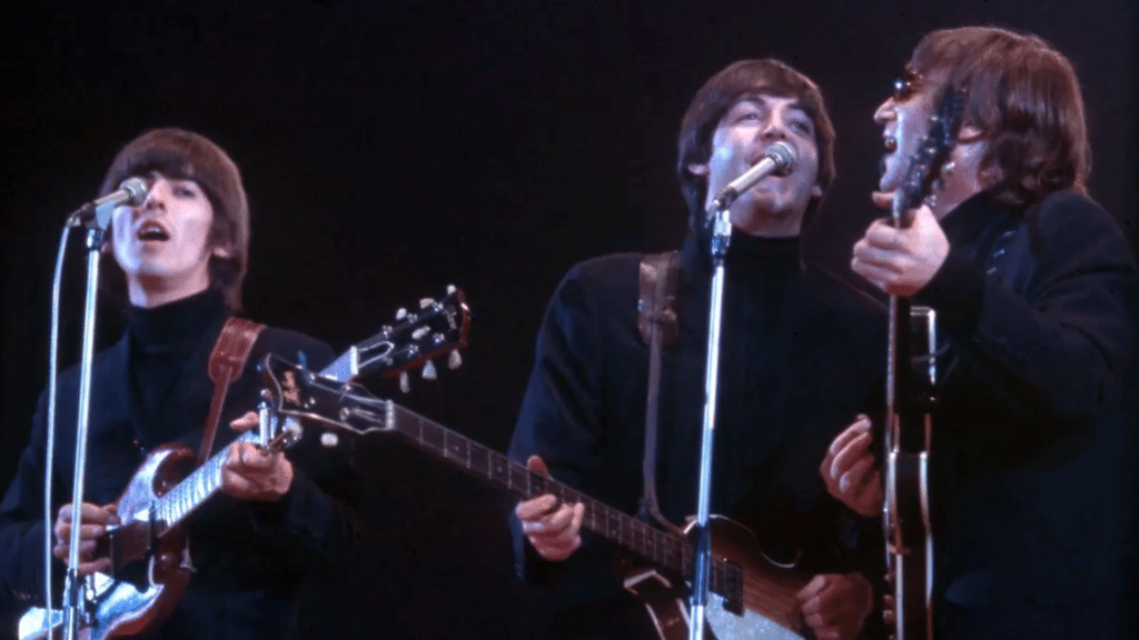 George Harrison et John Lennon avec Paul McCartney