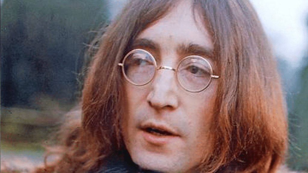 John Lennon et Paul McCartney avec une référence à la chanson Glass Onion