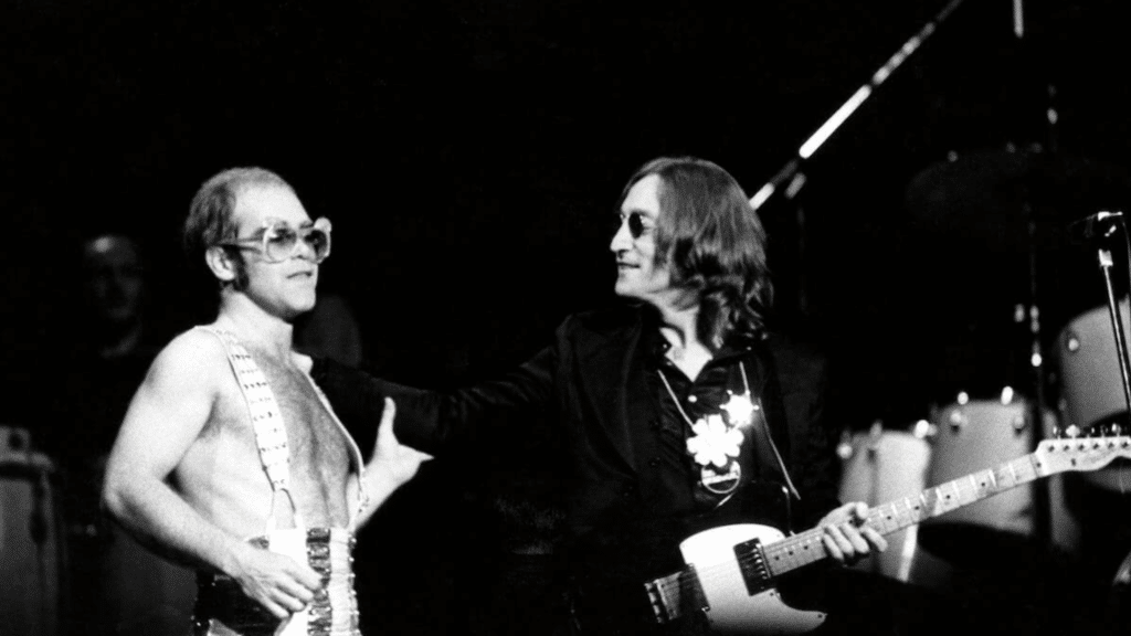 John Lennon et Elton John sur scène lors du dernier grand concert de Lennon
