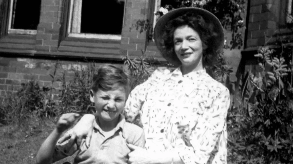 Julia, mère de John Lennon, et John Lennon jeune