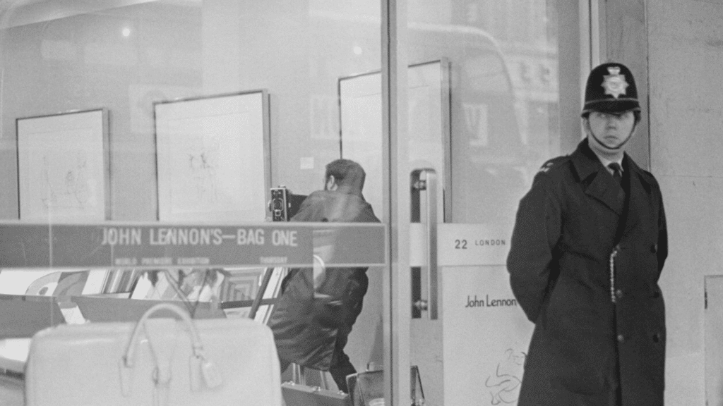 John Lennon et Yoko Ono posant devant les lithographies
