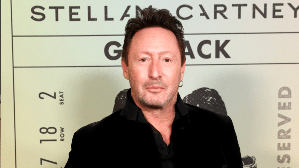 Julian Lennon, fils de John Lennon, partage ses réflexions sur les abus dans l'industrie musicale et comment les artistes sont souvent maltraités par les maisons de disques.
