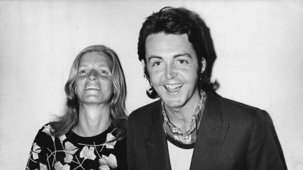 Paul McCartney souriant avec un arrière-plan représentant Alfred Jarry et sa pièce Ubu Cocu