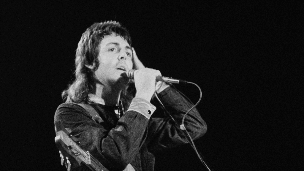 Paul McCartney jouant de la basse avec Wings