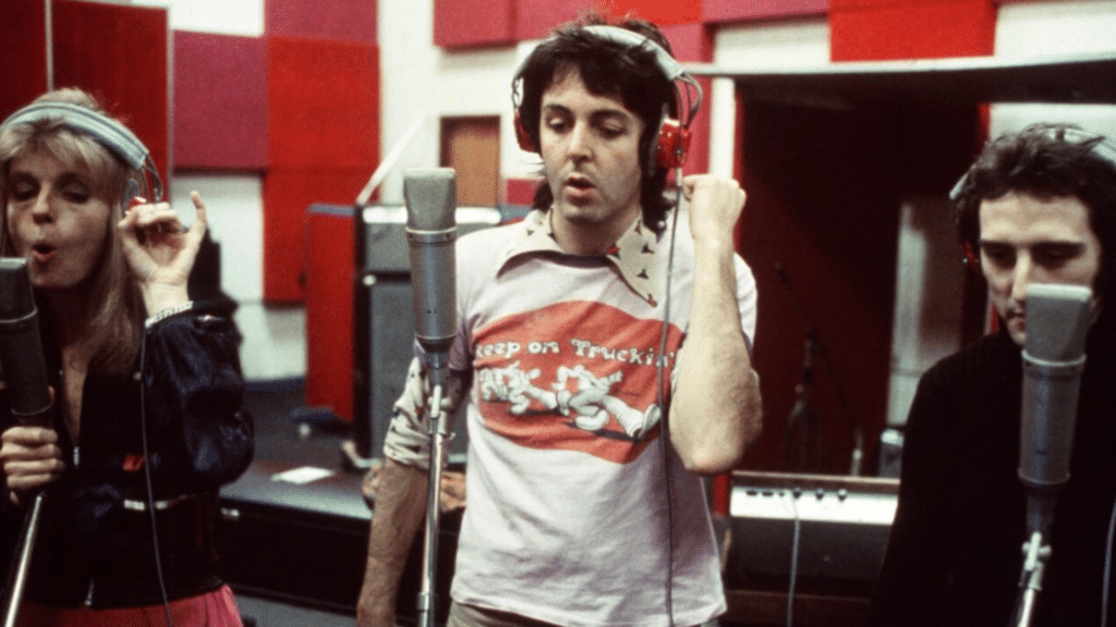 Paul McCartney jouant le riff de "Let Me Roll It"