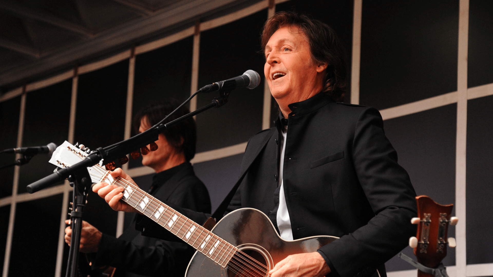 Paul McCartney chantant "Monkberry Moon Delight"